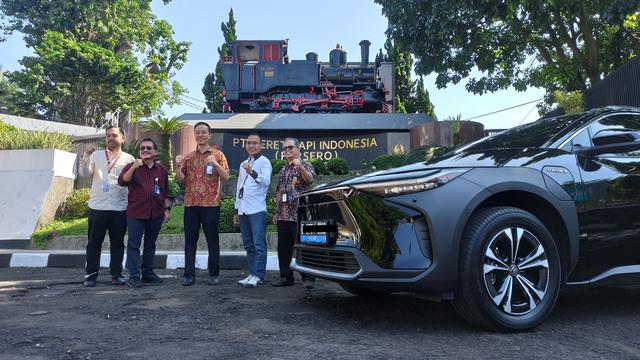 PT KAI Sewa Sembilan Unit Mobil Listrik Toyota bZ4X
