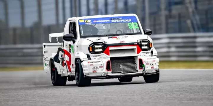 Toyota Hilux Rangga: Menjadi Mobil Balap Gahar di Tanah Thailand!
